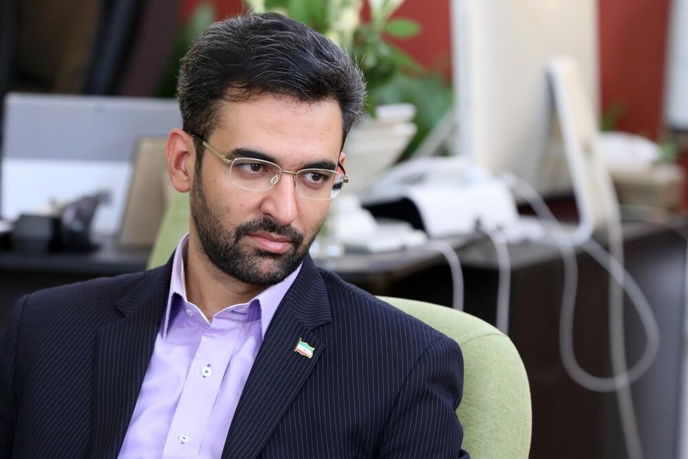 پاسخ آذری جهرمی به اظهارات رییسی درباره اینترنت: همین که &laquo;کافی دانستن اینترنت ۱۲۸کیلوبیت بر ثانیه برای مردم&raquo; و &laquo;خلاف شرع دانستن نسل سوم و&zwnj;چهارم تلفن همراه&raquo; به شعار &laquo;اینترنت چندصد مگابیتی منازل&raquo; تغییر کرده، برای ما کافی است