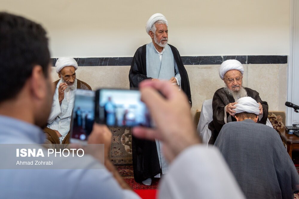 تصاویر: عمامه گذاری طلاب در روز میلاد پیامبر اکرم(ص)