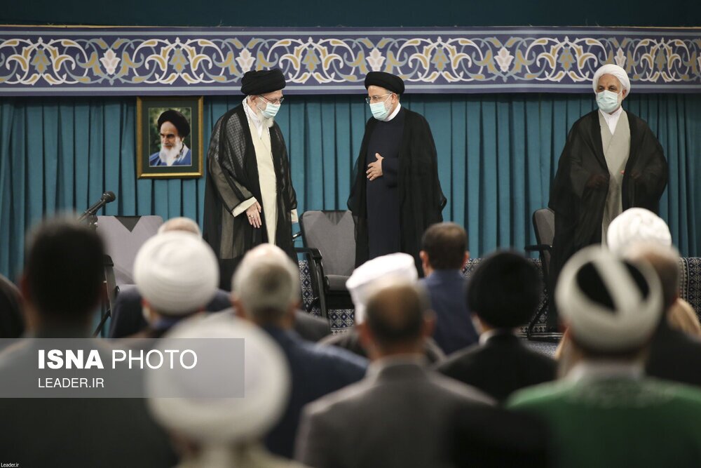 تصاویر: دیدار جمعی از مردم، مسئولان و مهمانان کنفرانس وحدت اسلامی با مقام معظم رهبری