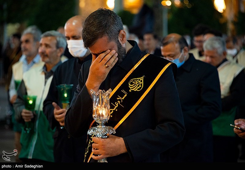 تصاویر: آیین لاله گردانی شام شهادت امام رضا (ع) در حرم مطهر حضرت شاهچراغ (ع)