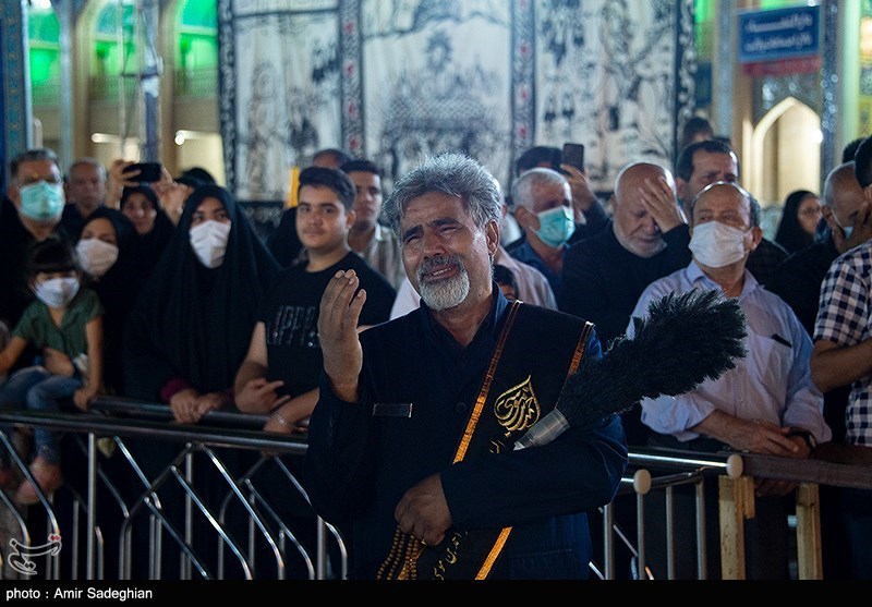 تصاویر: آیین لاله گردانی شام شهادت امام رضا (ع) در حرم مطهر حضرت شاهچراغ (ع)