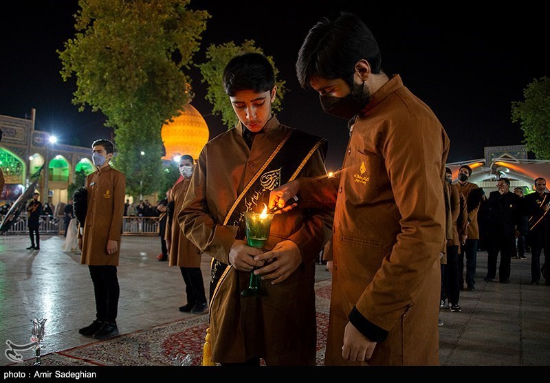 تصاویر: آیین لاله گردانی شام شهادت امام رضا (ع) در حرم مطهر حضرت شاهچراغ (ع)