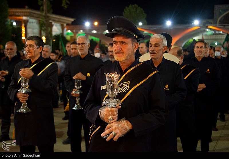 تصاویر: آیین لاله گردانی شام شهادت امام رضا (ع) در حرم مطهر حضرت شاهچراغ (ع)