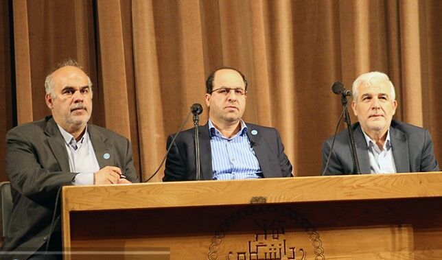 واکنش معاون دانشگاه تهران به شکستن شیشه در ورودی خوابگاه حافظ: همان شب از هر ۷ طبقه خوابگاه بازدید کردم؛ ورود نیروی انتظامی به خوابگاه کذب محض بود؛ هیچ دانشجویی هم دستگیر نشده بود / هیچ دانشجویی به دلیل شرکت در تجمعات از خوابگاه اخراج نشده، فقط به یک دانشجو به خاطر کشف مواد مخدر ابلاغ شد که یک ماه خوابگاه را ترک کند / ۲۷ کارت از دانشجویان دانشکده علوم اجتماعی گرفته شده واکنش معاون دانشگاه تهران به شکستن شیشه در ورودی خوابگاه حافظ: همان شب از هر ۷ طبقه خوابگاه بازدید کردم؛ ورود نیروی انتظامی به خوابگاه کذب محض بود؛ هیچ دانشجویی هم دستگیر نشده بود / هیچ دانشجویی به دلیل شرکت در تجمعات از خوابگاه اخراج نشده، فقط به یک دانشجو به خاطر کشف مواد مخدر ابلاغ شد که یک ماه خوابگاه را ترک کند / ۲۷ کارت از دانشجویان دانشکده علوم اجتماعی گرفته شده