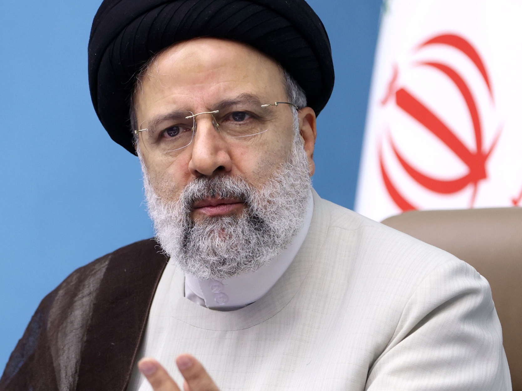 رئیس جمهور یکبار برای همیشه تکلیف مردم را در بحث حجاب روشن کند؛ طی لایحه ای بگویند حد حجاب کجاست؟ رئیس جمهور یکبار برای همیشه تکلیف مردم را در بحث حجاب روشن کند؛ طی لایحه ای بگویند حد حجاب کجاست؟