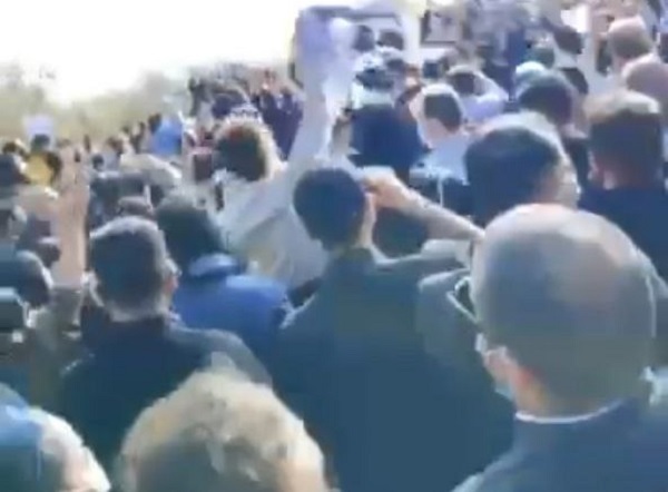 ایسنا: جمعیت حاضر در مراسم چهلم مهسا امینی در آرامستان سقز، ۱۰ هزار نفر بودند / به دنبال التهابات و درگیریهای پراکنده، اینترنت شهر سقز قطع شد ایسنا: جمعیت حاضر در مراسم چهلم مهسا امینی در آرامستان سقز، ۱۰ هزار نفر بودند / به دنبال التهابات و درگیریهای پراکنده، اینترنت شهر سقز قطع شد