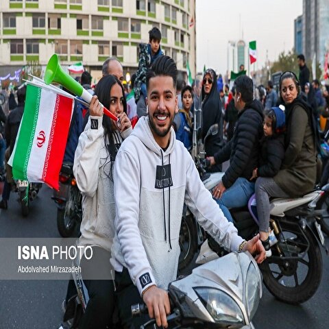 تصاویر: شادی مردم تهران پس از پیروزی ایران مقابل ولز