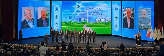 تقدیر از مدیرعامل بیمه پاسارگاد به عنوان پیشکسوت صنعت بیمه در همایش بیمه و توسعه