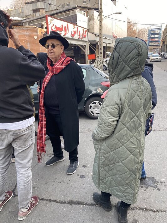 پدر ترانه علیدوستی و بازیگران سینما مقابل زندان اوین