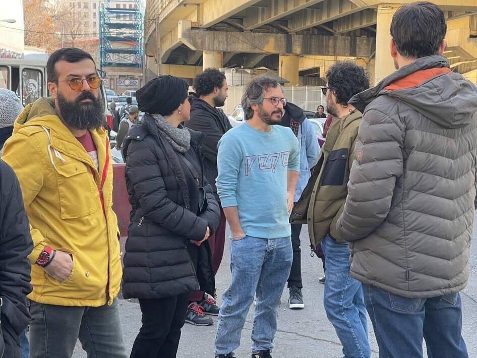 پدر ترانه علیدوستی و بازیگران سینما مقابل زندان اوین