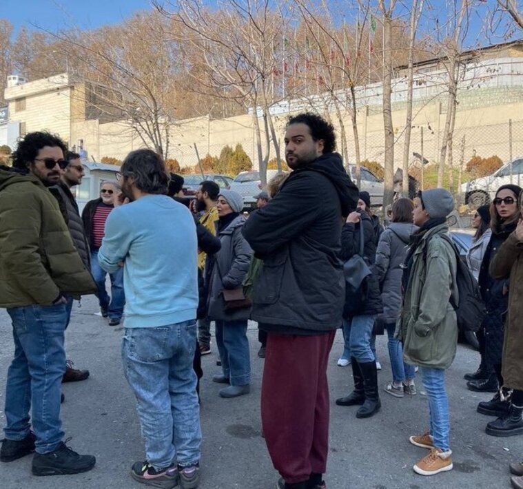 پدر ترانه علیدوستی و بازیگران سینما مقابل زندان اوین