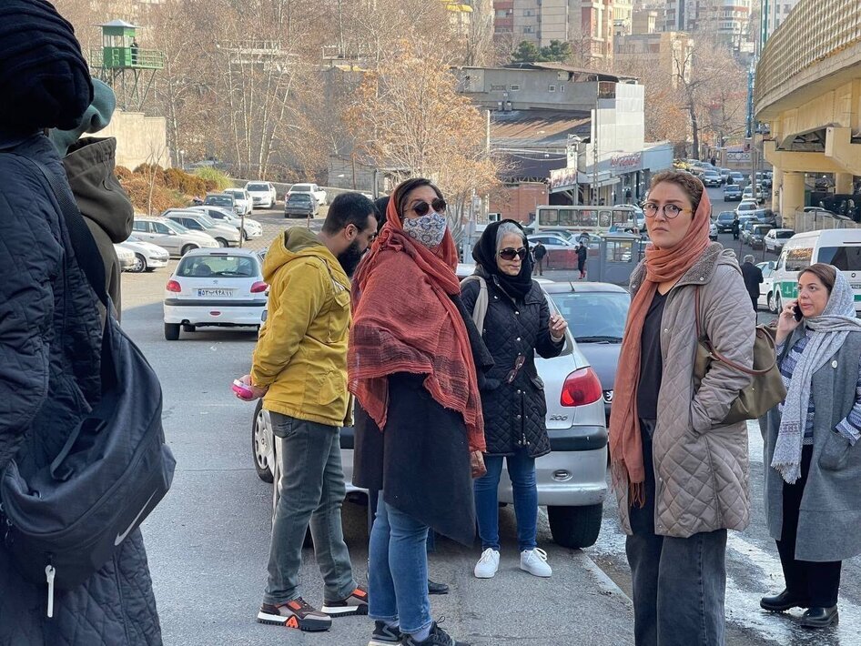 پدر ترانه علیدوستی و بازیگران سینما مقابل زندان اوین
