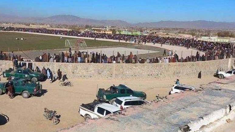 طالبان افغانستان را به دهه ۹۰ میلادی بازگرداند: شلاق زدن ۳ زن و ۹ مرد در یک ورزشگاه، مقابل چشمان صد‌ها تماشاگر