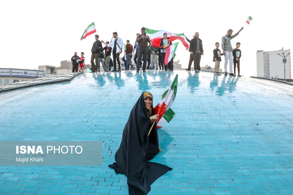 تصاویر: شادی مردم تهران پس از پیروزی ایران مقابل ولز