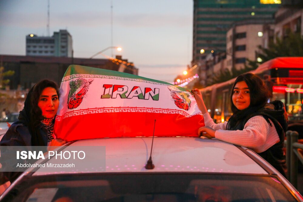تصاویر: شادی مردم تهران پس از پیروزی ایران مقابل ولز