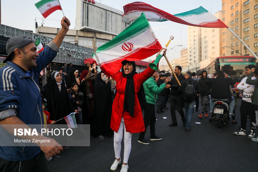 تصاویر: شادی مردم تهران پس از پیروزی ایران مقابل ولز
