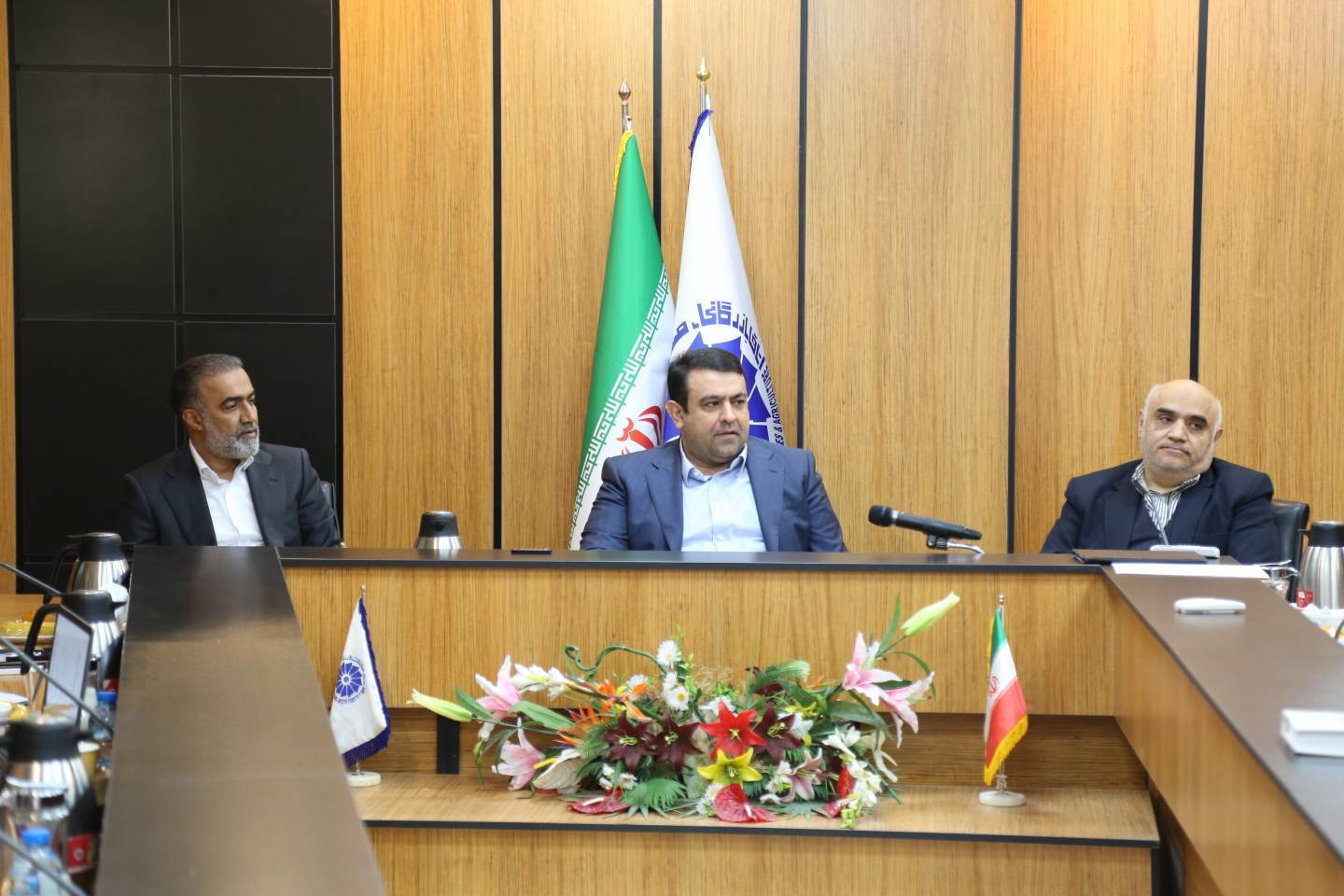 خدمت رسانی ویژه به بخش های صنعت و بازرگانی با بانکداری جامع و شرکتی