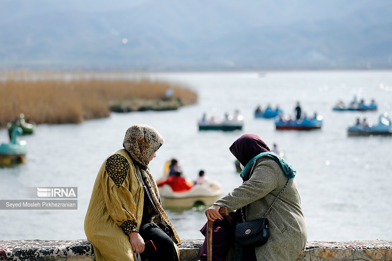 تصاویر: گردشگران نوروزی در دریاچه زریبار