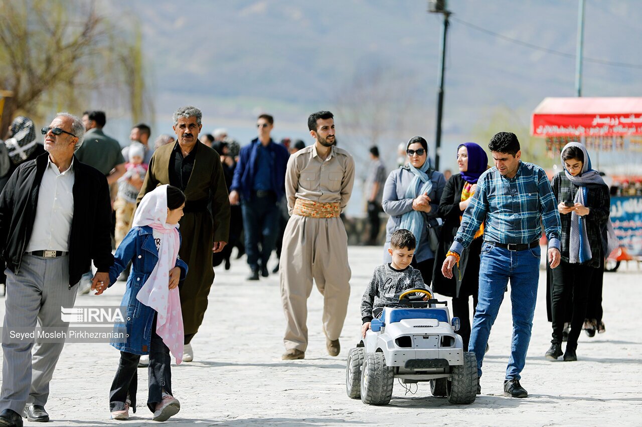 تصاویر: گردشگران نوروزی در دریاچه زریبار