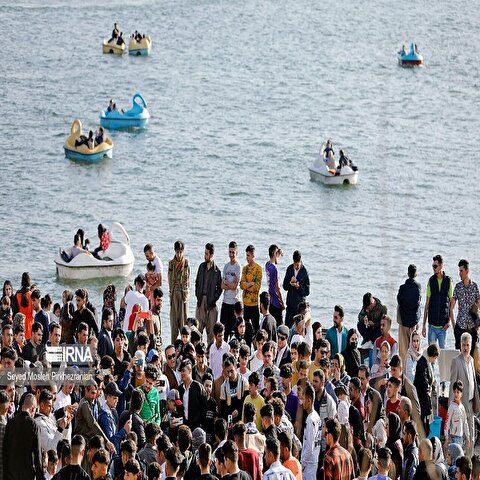 تصاویر: گردشگران نوروزی در دریاچه زریبار