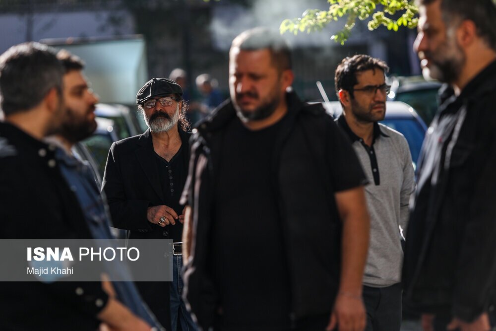 تصاویر: حضور اهالی سینما مقابل خانه کیومرث پوراحمد