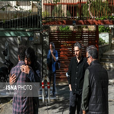 تصاویر: حضور اهالی سینما مقابل خانه کیومرث پوراحمد