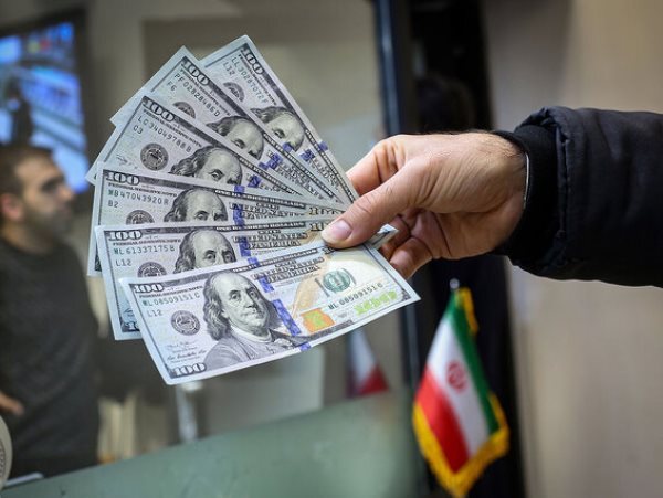 برنده جایزه نوبل اقتصاد هم به ایران بیاید نمیتواند وضعیت اقتصاد ما را در کوتاه مدت درست کند / نیازی به تغییر تیم اقتصادی دولت نیست؛ این تیم سیاست خارجی ست که باید تغییر کند/ اگر همین فردا هم تحریمها تمام شود، ۷۰ درصد آثار آن باقی خواهد ماند / وقتی به هیاتهای خارجی میگفتیم چند نرخ ارز داریم، متوجه نمیشدند منظورمان چیست / الان بحث سرمایه گذاران این است که پول را دبی ببریم یا گرجستان و ترکیه؟ برنده جایزه نوبل اقتصاد هم به ایران بیاید نمیتواند وضعیت اقتصاد ما را در کوتاه مدت درست کند / نیازی به تغییر تیم اقتصادی دولت نیست؛ این تیم سیاست خارجی ست که باید تغییر کند/ اگر همین فردا هم تحریمها تمام شود، ۷۰ درصد آثار آن باقی خواهد ماند / وقتی به هیاتهای خارجی میگفتیم چند نرخ ارز داریم، متوجه نمیشدند منظورمان چیست / الان بحث سرمایه گذاران این است که پول را دبی ببریم یا گرجستان و ترکیه؟