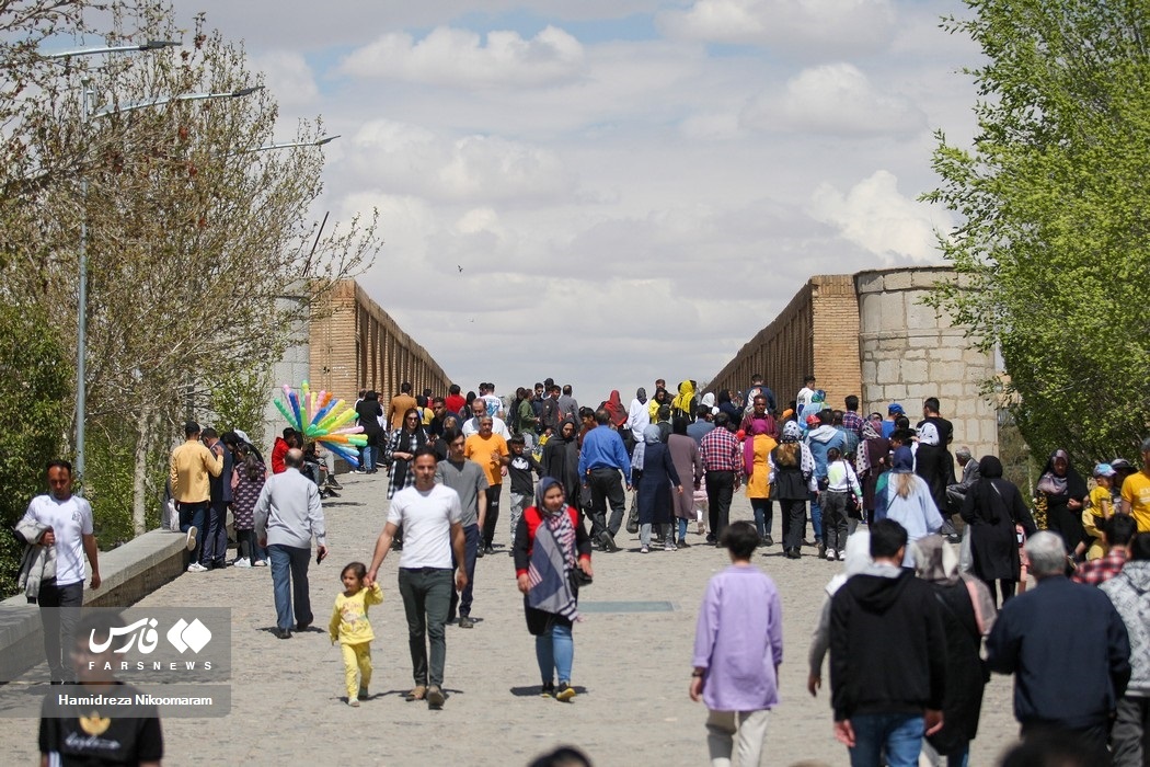 تصاویر: حضور مسافران نوروزی در کنار زاینده‌رود
