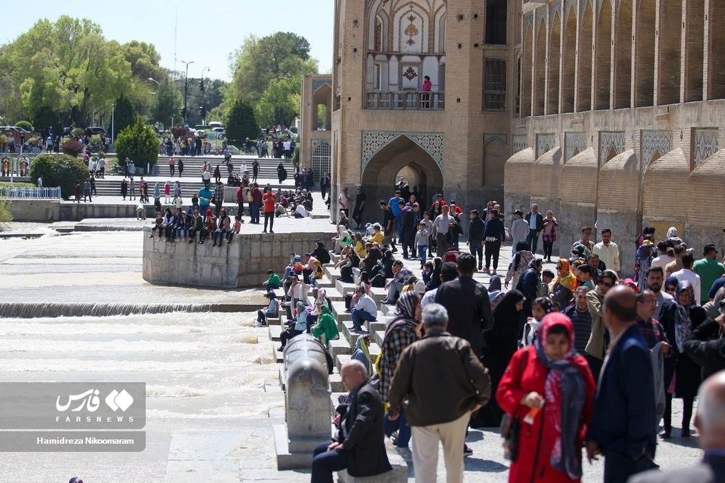 تصاویر: حضور مسافران نوروزی در کنار زاینده‌رود