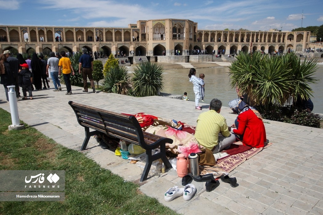 تصاویر: حضور مسافران نوروزی در کنار زاینده‌رود