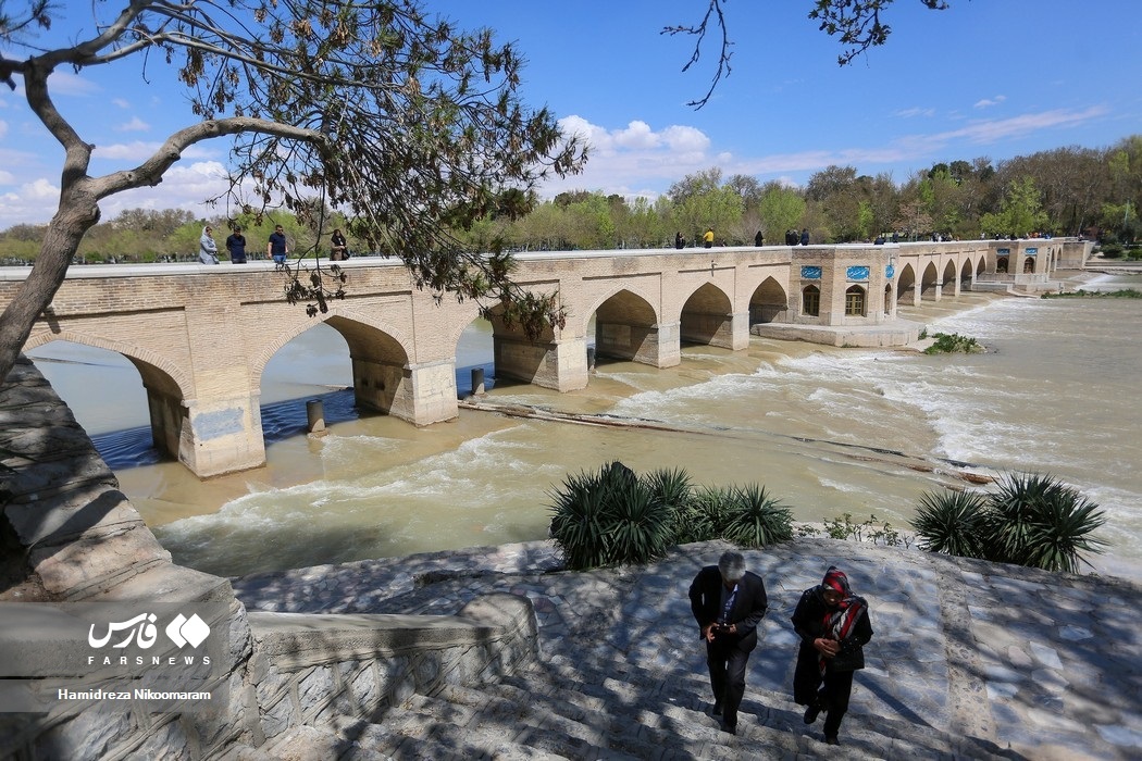 تصاویر: حضور مسافران نوروزی در کنار زاینده‌رود