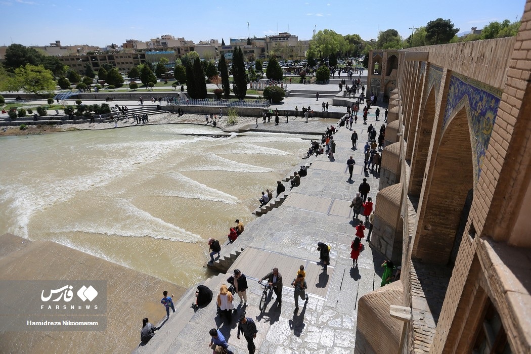 تصاویر: حضور مسافران نوروزی در کنار زاینده‌رود