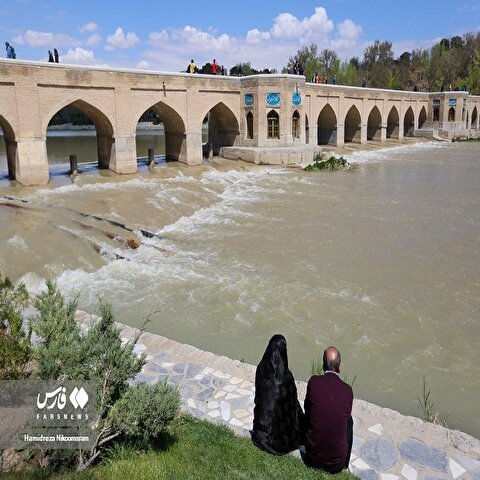 تصاویر: حضور مسافران نوروزی در کنار زاینده‌رود