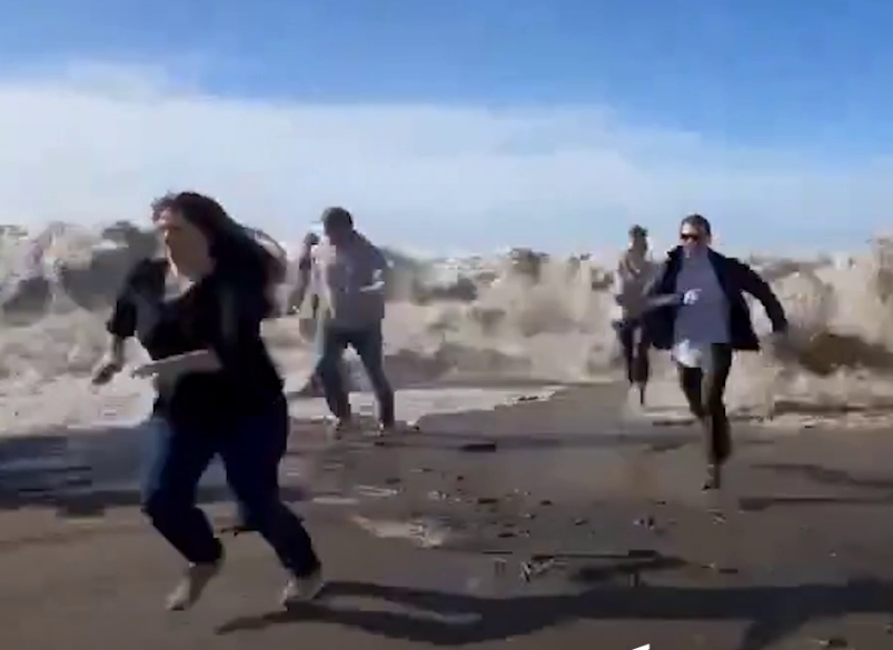 ویدیویی از امواج سهمگین اقیانوس و فرار مردم در ایالت کالیفرنیا