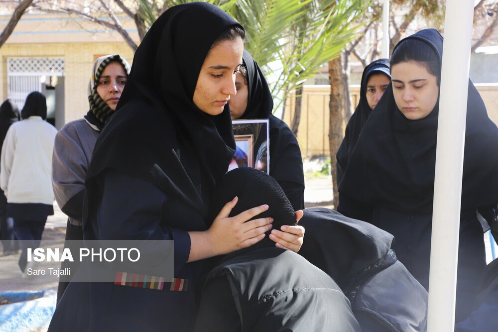 تصاویر: مراسم یادبود شهدای دانش آموزحادثه تروریستی کرمان (رفیق شهیدم)