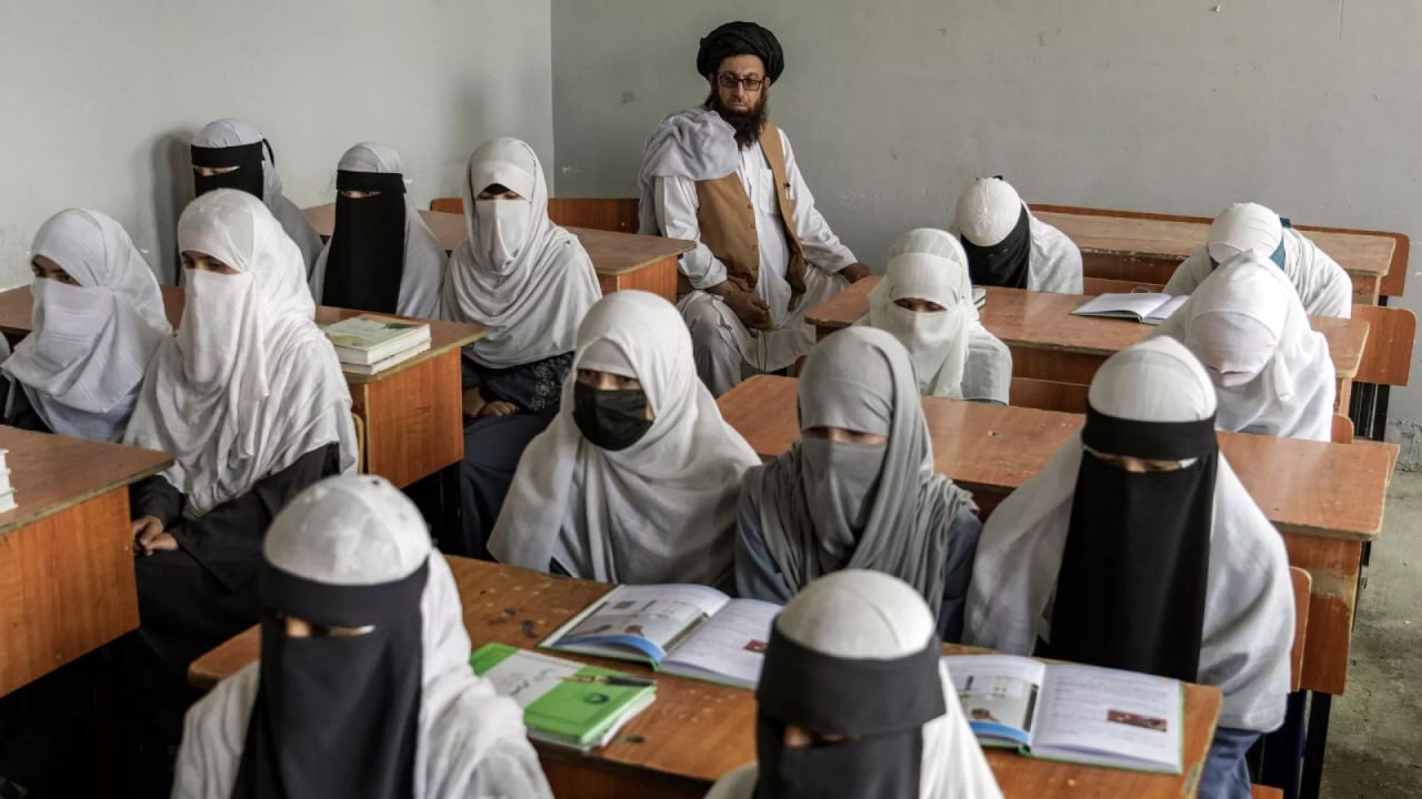 وداع غمبار دختران صنف ششم افغان با مکتب در دو سالگی ممنوعیت طالبان
