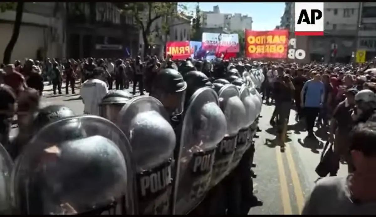 یگان ضد شورش آرژانتین، کارگران معترض به حذف یارانه سوخت را سرکوب کرد