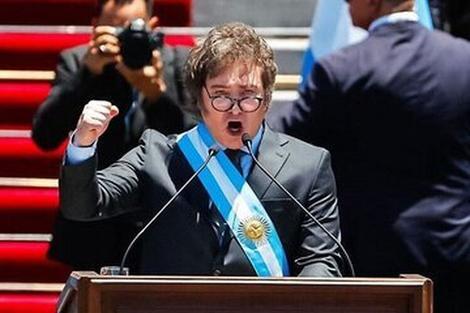 رئیس جمهور جنجالی آرژانتین نیامده طوفان به پا کرد/ هفت هزار نفر اخراج شدند