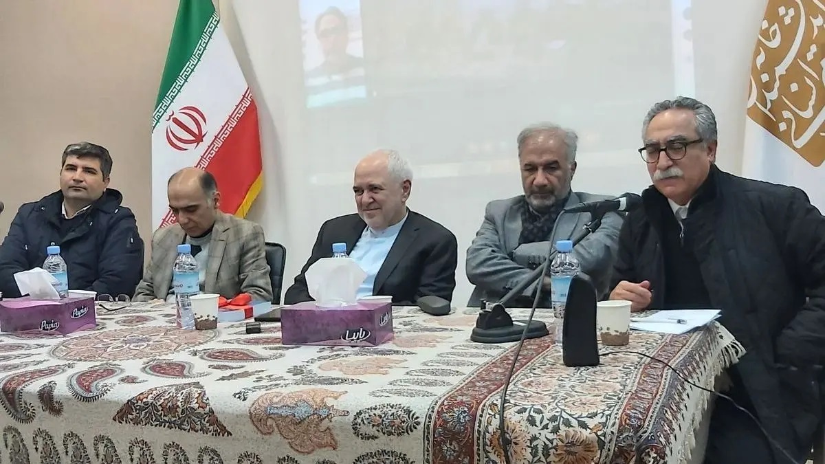 ظریف: مرحوم هاشمی می‌گفت موشک خوب است اما پاسخ همه مشکلات نیست / حتما زبان هنر ما، زبان استاد شجریان و سینماسازان ما بهتر از بسیاری از مطالب برای قدرت ما تاثیر داشته / می‌توانستیم در اسکار یا جشنواره‌های مختلف حضور پیدا کنیم و قدرت مردم را نشان دهیم؛ اما یا دچار فراموشی شدیم یا اولویت‌های دیگری بر آن سوار شده است