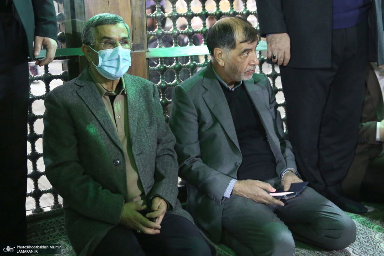 تصویر: حضور علی لاریجانی و محمود احمدی نژاد همراه با اعضای مجمع تشخیص در حرم امام خمینی