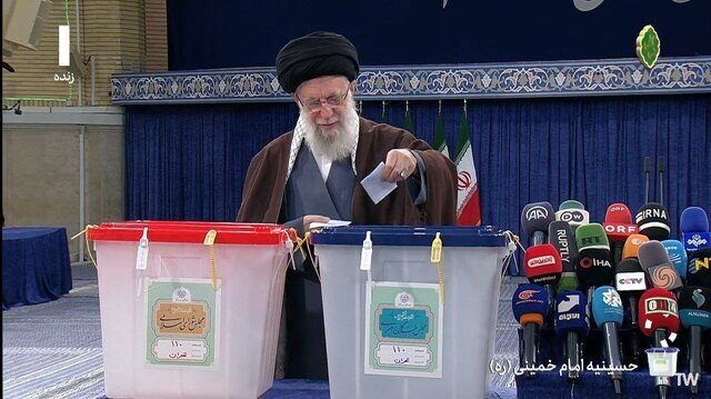 مقام معظم رهبری پس از شرکت در انتخابات: آخرین حرف من خطاب به مرددین انتخابات این است که در کار خیر حاجت هیچ استخاره نیست  / چشم بسیاری از سیاسیون کشورهای دنیا به ایران و مردم است