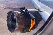 ببینید / تصاویری ترسناک از آتش گرفتن موتور هواپیما که می‌سوزد، اما پرواز ادامه دارد