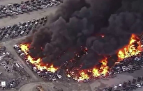 ببینید / حریق گسترده در پارکینگ خودرو‌ها در ایالت تگزاس؛ صد‌ها ماشین در آتش سوختند