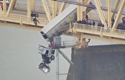 ببینید / نجات راننده کامیون تصادفی آویزان شده از روی پلی در امریکا