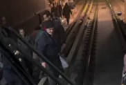 ببینید / دومین اختلال امروز در خط یک مترو تهران و سرگردانی مسافران بین ریل‌ها