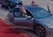 ببینید / حضور وزیر خارجه ‎سعودی با خودروی ‎برقی «لوسید» ساخت عربستان در شورای همکاری خلیج فارس