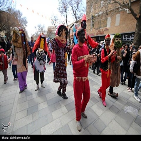 تصاویر: استقبال از نوروز با کارناوال شادی و عروسکی در همدان