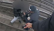 ببینید / نجات یک فرد پس از سقوط بر ریل متروی نیویورک تنها کمتر از یک دقیقه قبل از رسیدن قطار