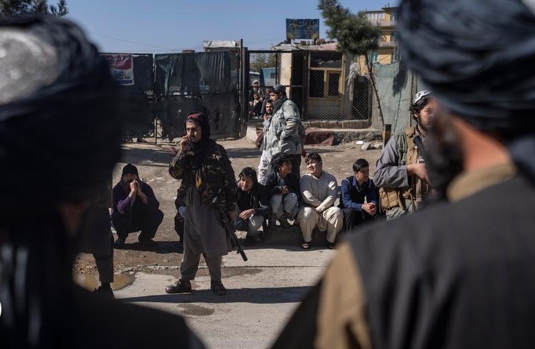 طالبان دو نفر را به اتهام «ارتباط نامشروع» در بلخ در ملاعام شلاق زدند