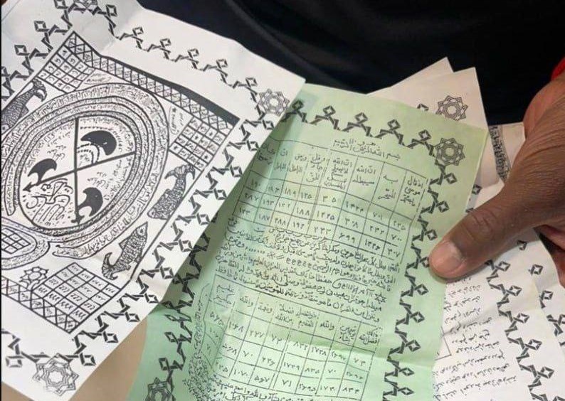 تصاویر: ادعیه و جادو در فولادشهر اصفهان؟ / کاغذ و دست نوشتههای عجیب در رختکن پرسپولیس در اصفهان تصاویر: ادعیه و جادو در فولادشهر اصفهان؟ / کاغذ و دست نوشتههای عجیب در رختکن پرسپولیس در اصفهان
